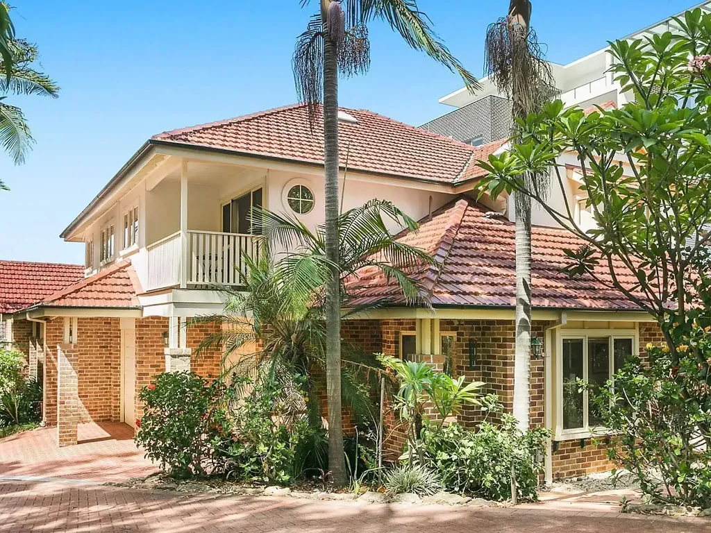 Modern Torrens title duplex close to station