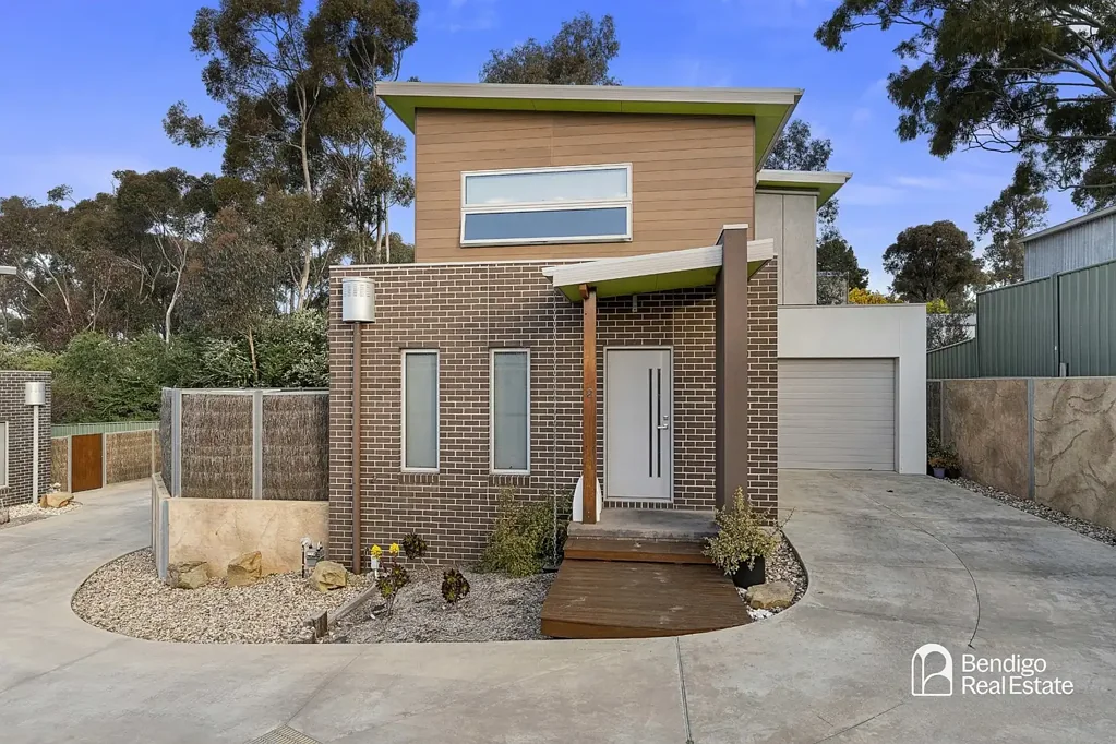 MODERN TWO-STOREY TOWNHOUSE WITH LOW-MAINTENANCE LIVING IN QUARRY HILL