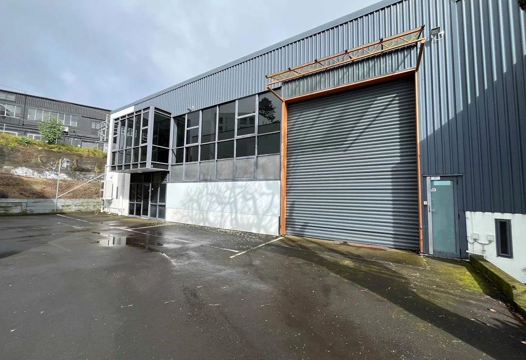 Kingsland  KINGSLAND WAREHOUSE / OFFICE WITH ROLLER DOOR