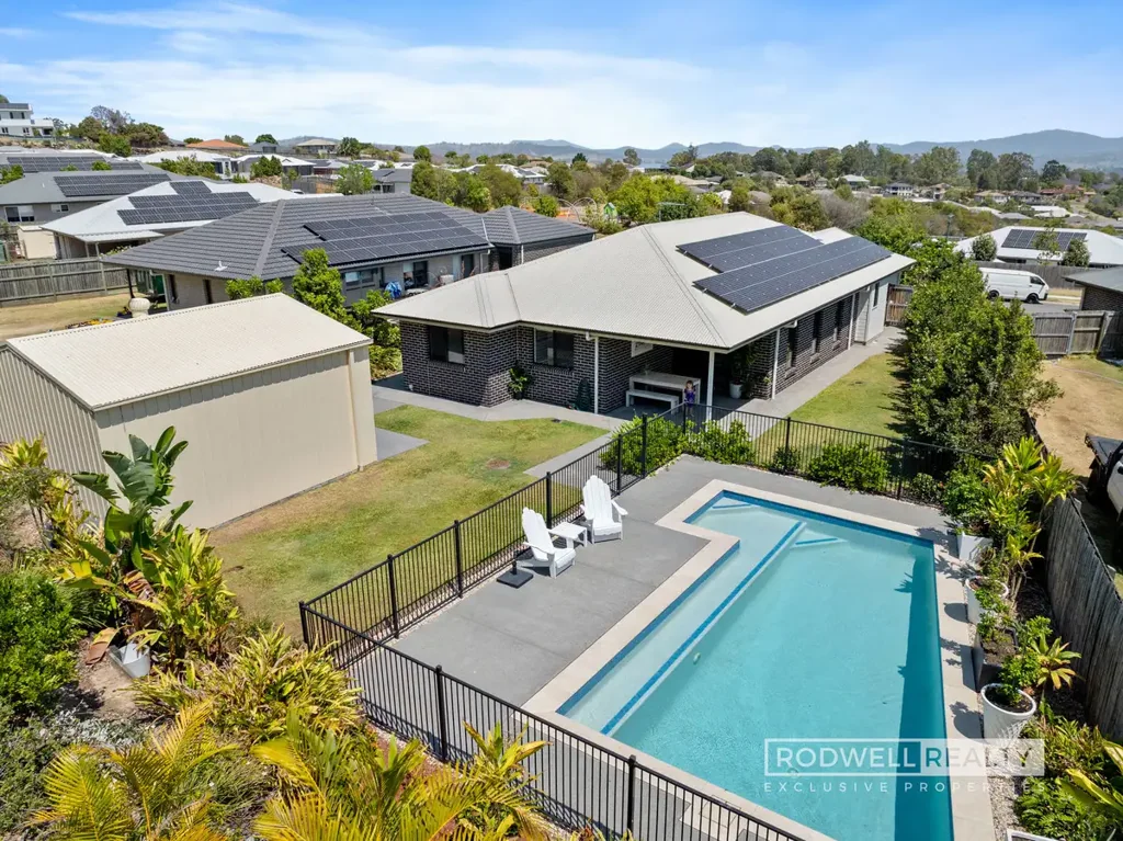 Beaudesert 4房 4卧宽敞卧室 全屋管道冷却 主卧步入衣帽间 定制8米泳池 阳光厨房早餐吧 太阳能供电 紧邻公园镇中心 Family Home with Pool - Ready for Summer Fun!