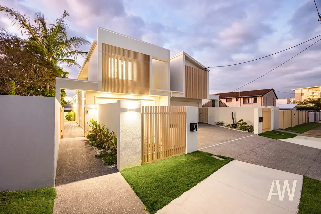 Alexandra Headland 3ห้องนอน Brand-New Beachside Duplex with Pool & Lift