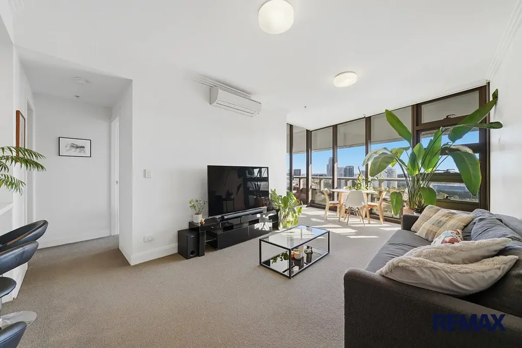 Modern Convenience Meets Iconic Views 2BED + STUDY