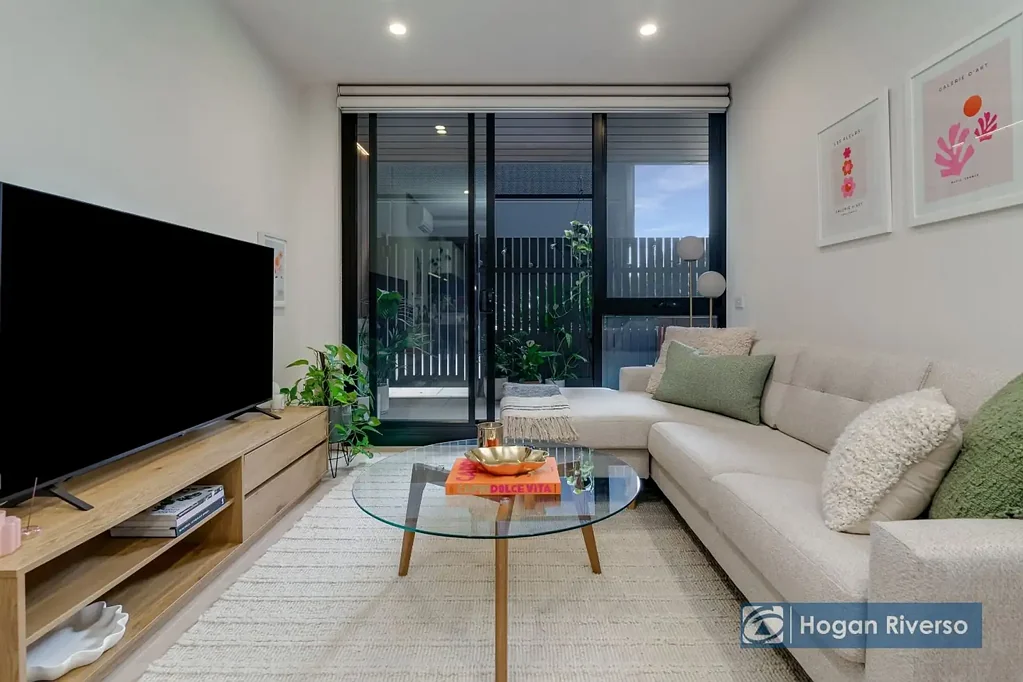 Brunswick East 2Zimmer ABSOLUTELY IMMACULATE 1ST FLOOR APARTMENT WITH A LIFT - A PERFECT BLEND OF STYLE AND CONVENIENCE!