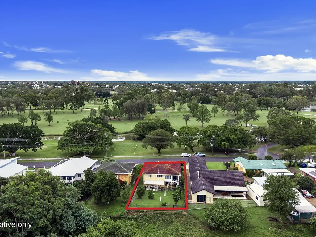 Maryborough 3ห้องนอน Golf Course Frontage with Spacious Family Living