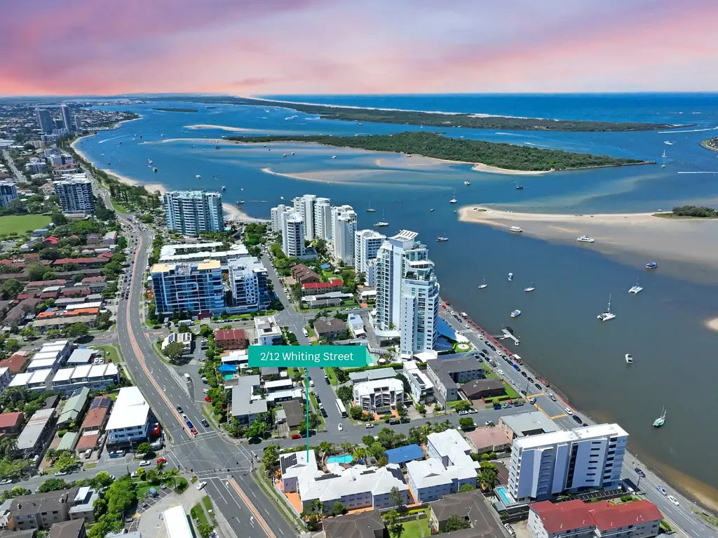 Labrador 2房  80 Metres to the Broadwater - Light-Filled Top-Floor Apartment in "Champelli Palms"
