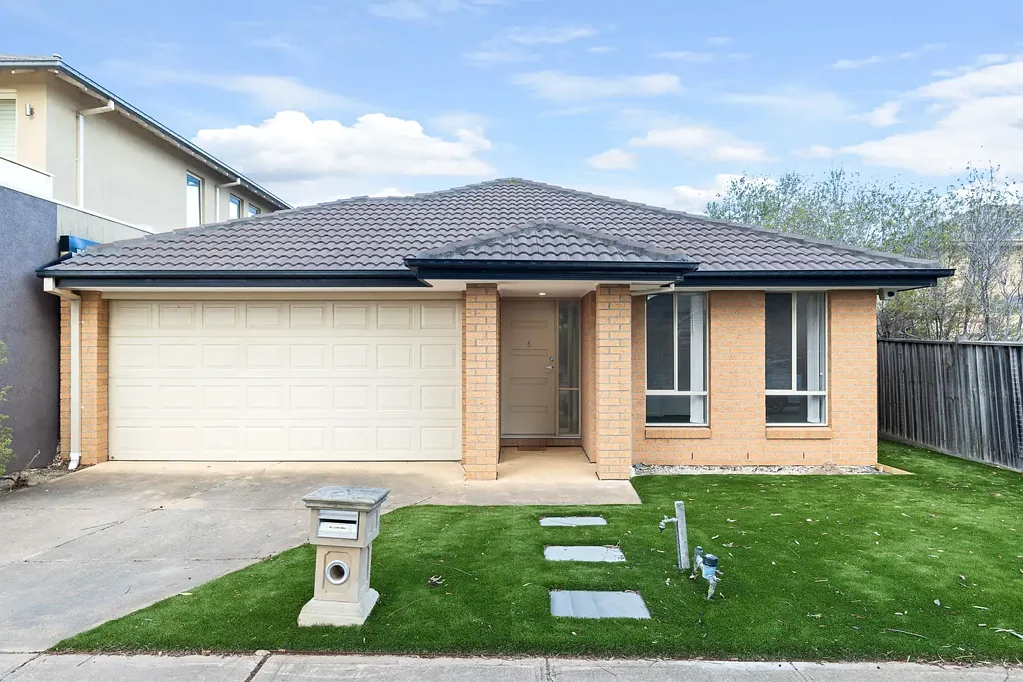 Freshly Updated Family Home in Sanctuary Lakes!!