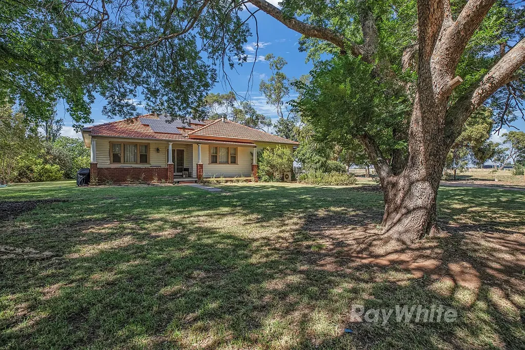 Bamawm Your Country Home on 5 Acres Awaits!