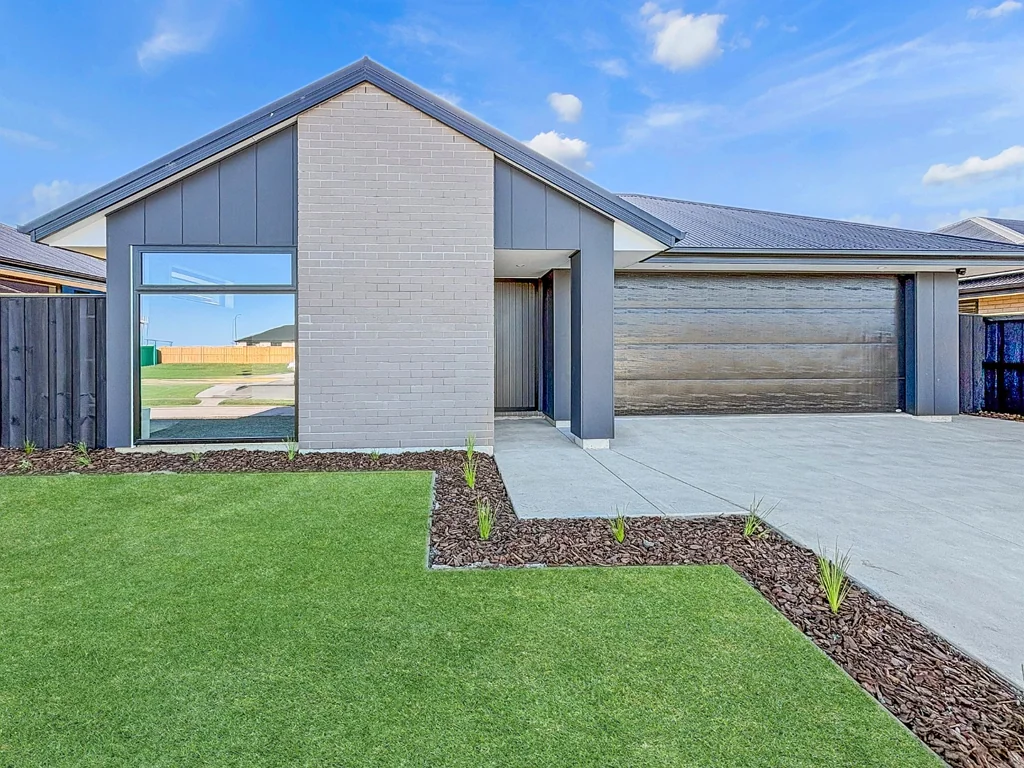 Four Bedroom Home In Lincoln!