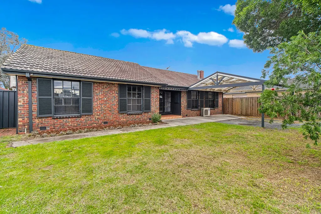 Carrum Downs 3房 三卧带柜储物 大型翻新浴室 法式门通庭院 分体空调舒适 双车位车库 后院花园棚屋 步行商圈学校 Move-In Ready: Make This Charming Home Yours!