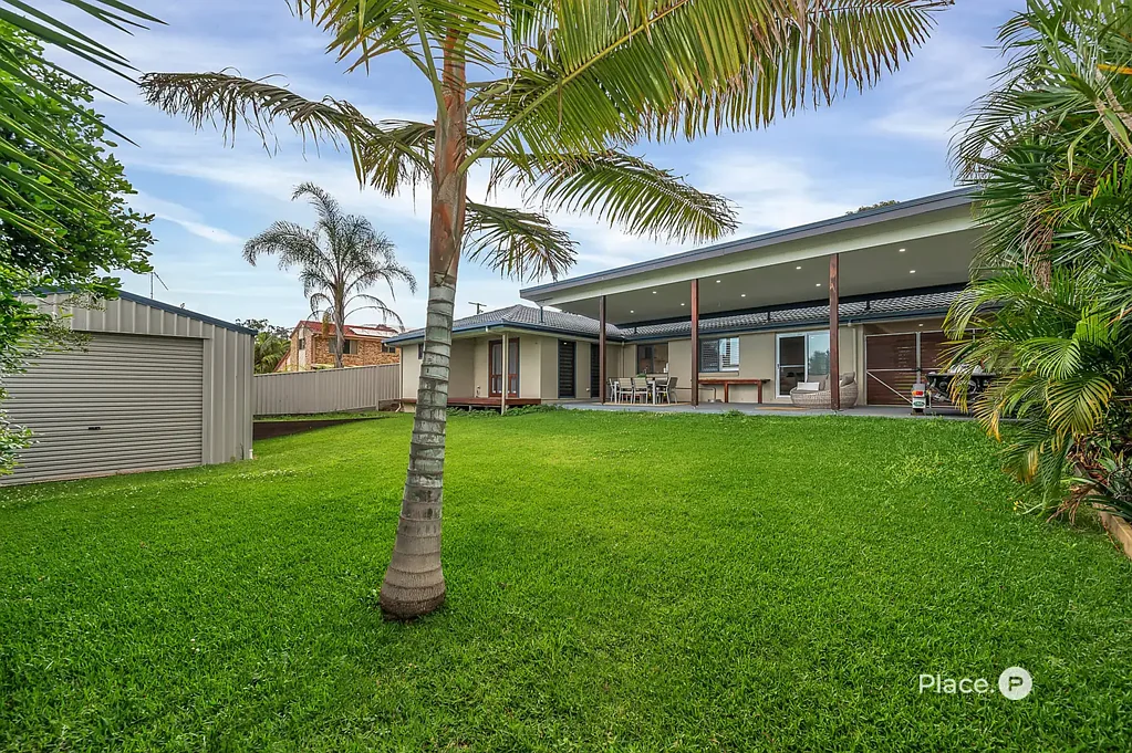 Capalaba 4房 正对学校 724sqm地块 开放式厨房 岛台 主卧套房 户外娱乐区 成熟花园 双车位车库 Family Home in Desired Enclave