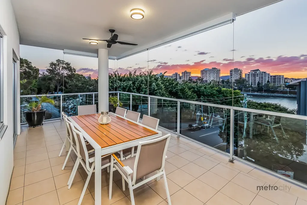 2 Bedrooms + Study + River Views!!!