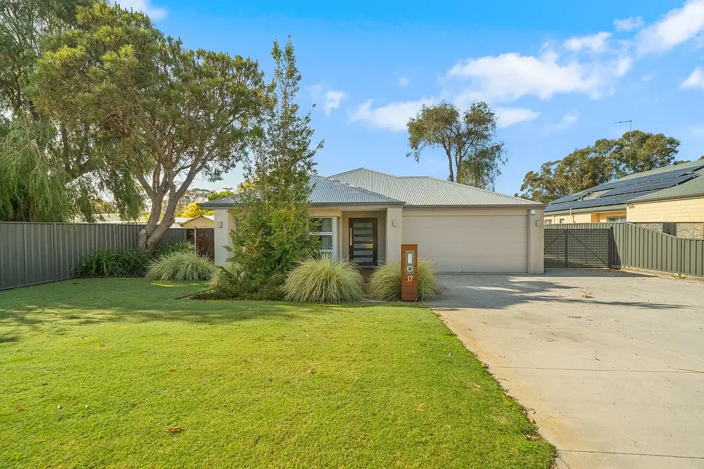 THE ULTIMATE FAMILY ENTERTAINER - HUGE POOL, THEATRE, SHED & MORE!
