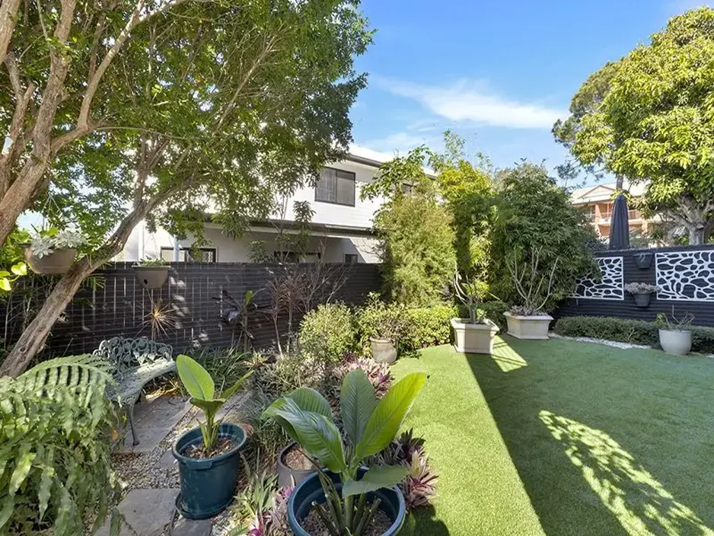 Contemporary Two-Bedroom Haven Close to the Heart of Brisbane