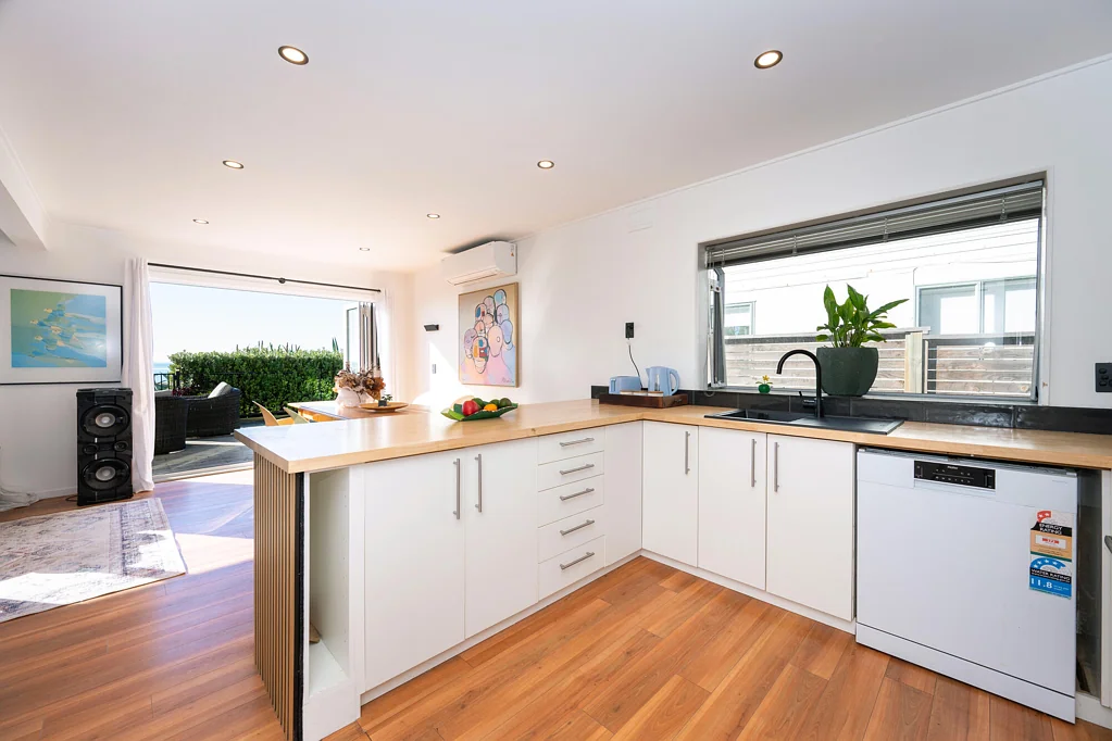 Te Awanga 2房  Effortless Beachfront Living with Space to Spare