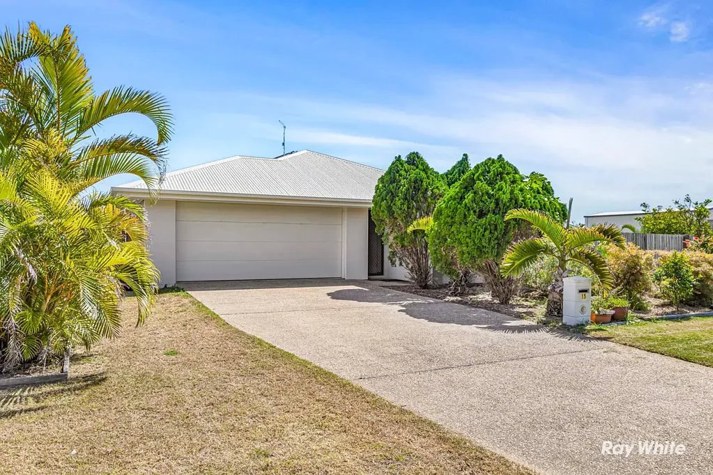 Spacious 4-Bedroom Family Home Near Mulambin Beach & The Causeway Lake