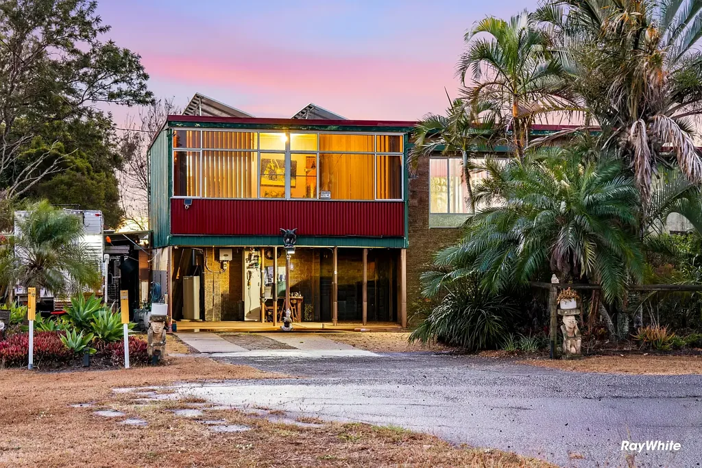 Bundaberg North 4બેડરૂમ 2-STOREY BRICK HOME | DUAL LIVING POTENTIAL ON 1732SQM BLOCK