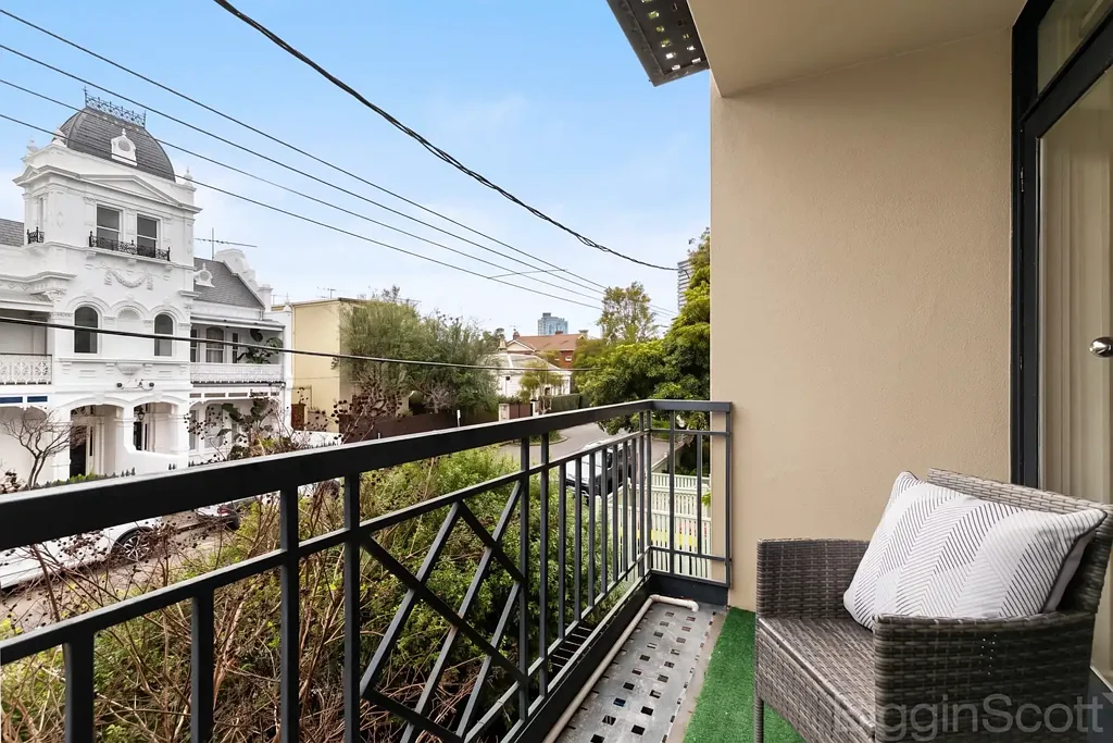 St Kilda 2 Bedroom Modern Living with Historic Views