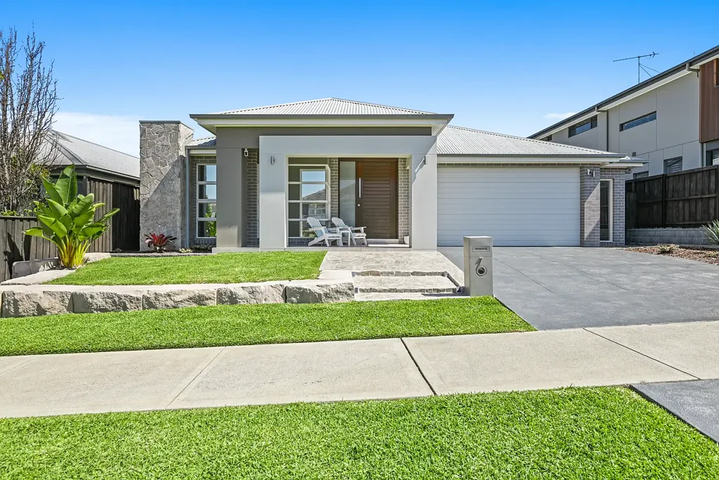 Thornton 4कमरा Contemporary Family Living with Exceptional Upgrades