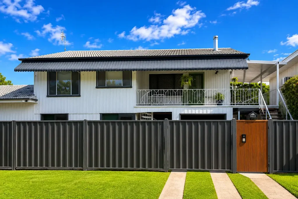 Neat 2-Bedroom Unit Close to Schools & Shops