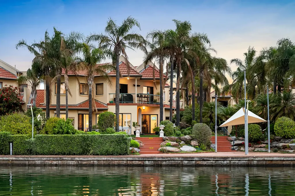 West Lakes 4Zimmer Your Own Palm-Framed Retreat on the Water's Edge