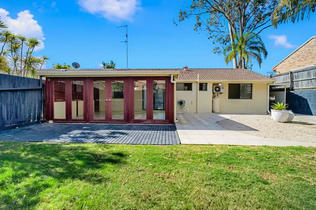 2/196 Whiting Street, Labrador, QLD 4215