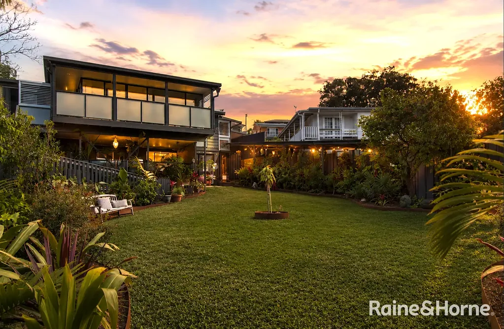 Lemon Tree Passage 4Zimmer Beautifully Renovated Home with Dual Living & Water Views