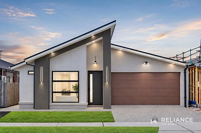 Tarneit 4 Bedroom Brand New Luxury Living with 2 Master Bedroom Walk to Train Station and School!!