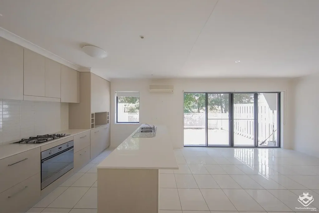 MODERN, SPACIOUS TOWNHOUSE CLOSE TO TUGUN BEACH