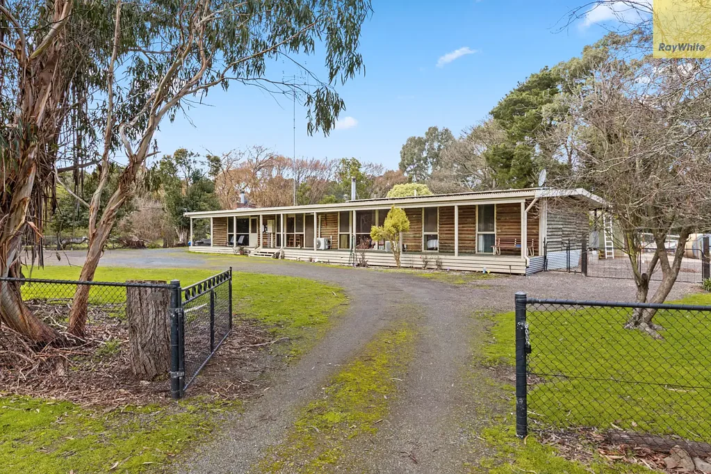Greendale 4 Slaapkamer COUNTRY CHARM ON OVER 2 ACRES