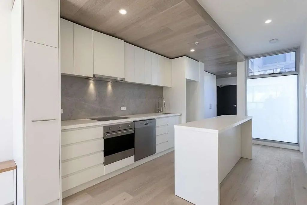 Chic 2-Bedroom Apartment in West Melbourne – Close to Amenities!