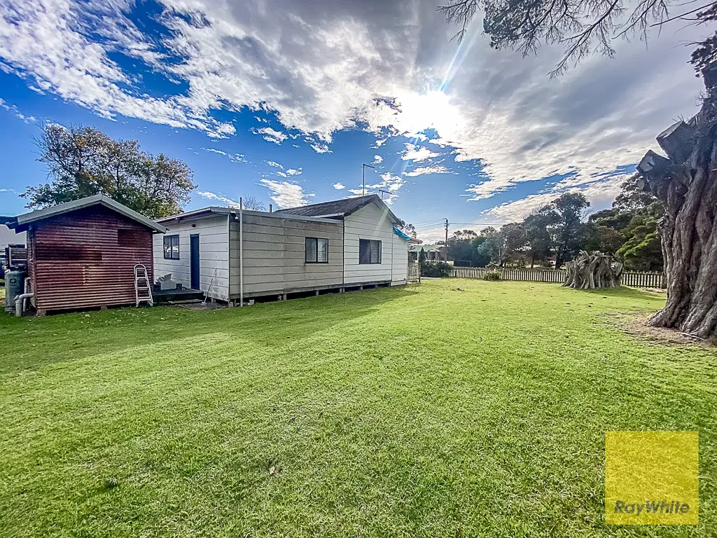 Fully Furnished Home In Port Welshpool- Lawn maintenance included in rent.