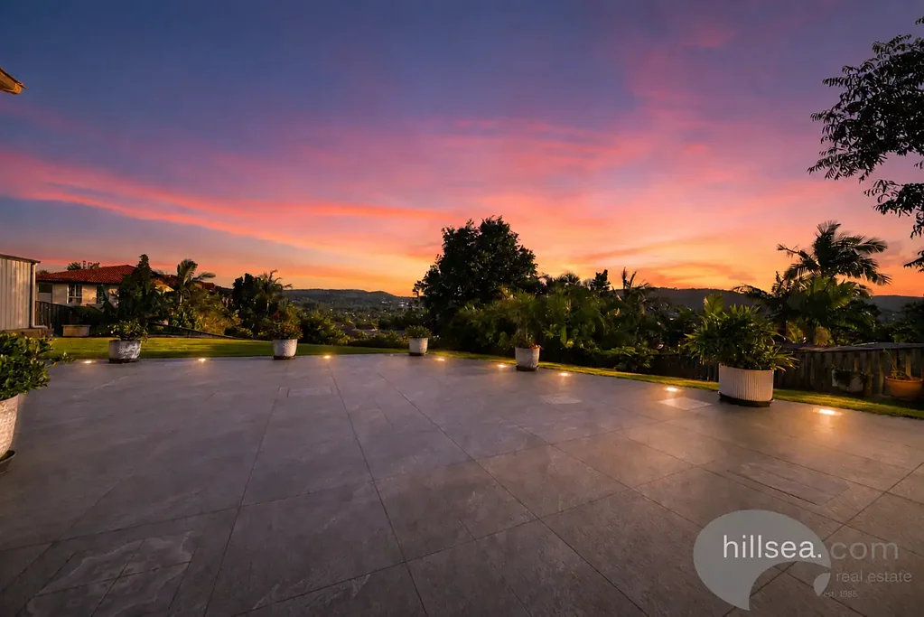 Pacific Pines 4कमरा PRESTIGIOUS PACIFIC PINES FAMILY SANCTUARY ON 1,150m² WITH STUNNING HINTERLAND VIEWS