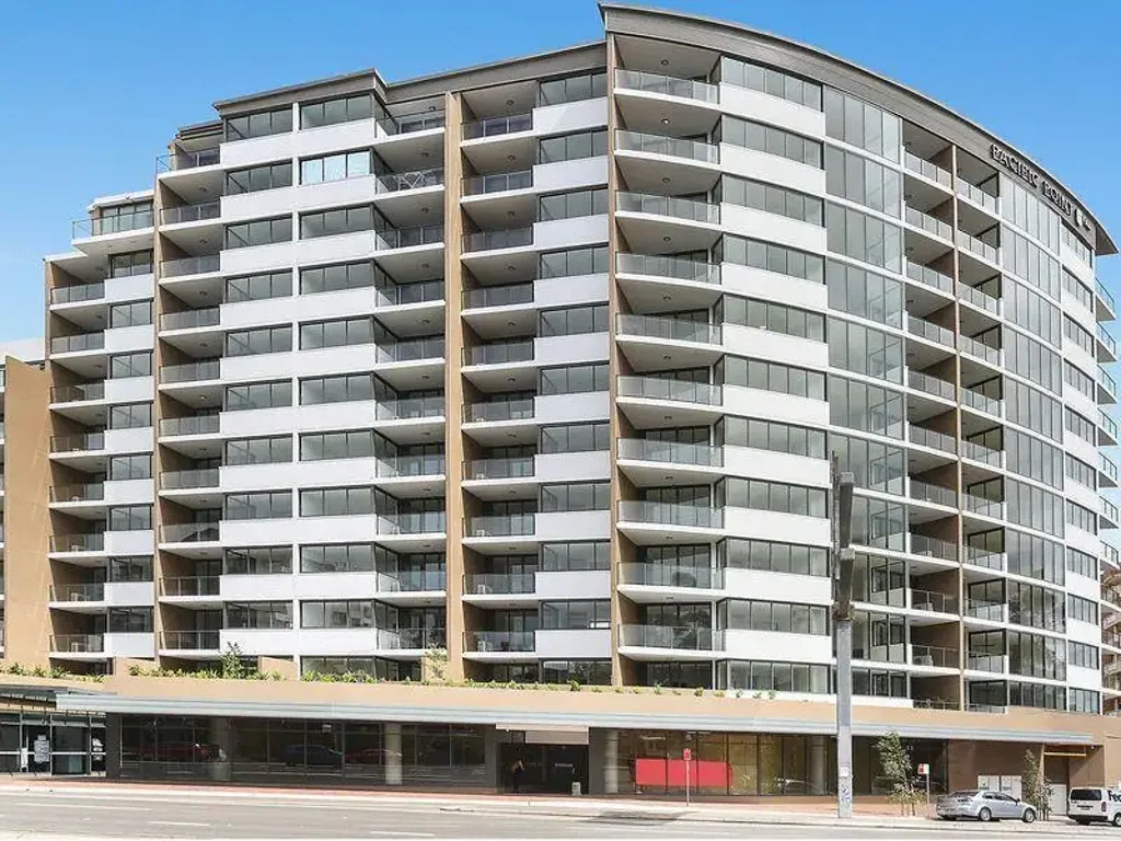 MODERN 1 BEDROOM PLUS STUDY - WALK TO TRAINS AND SHOPS