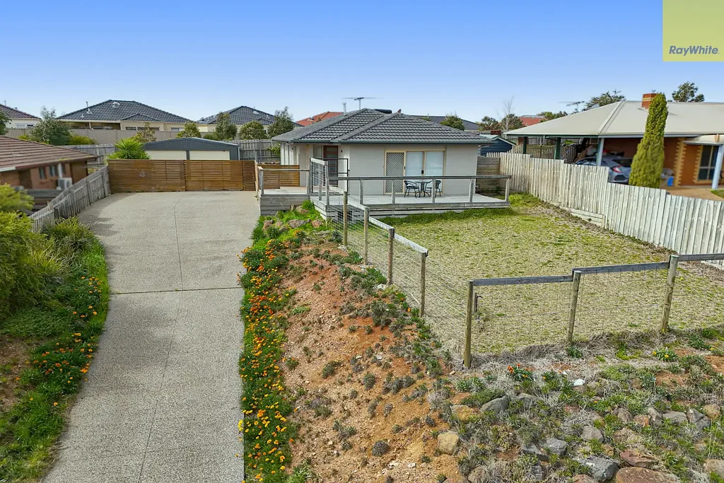 Bacchus Marsh 3房 Underbank Estate壮丽山景 精心维护家园 采光厨房燃气灶 主卧套间洗衣房 管道供暖蒸发冷却 多样户外空间 双车位封闭车库 侧通道额外停车 ATTRACTIVE HOME WITH GREAT VIEWS AND SIDE ACCESS