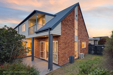 Waltham 3房  Freehold- Garaging- City Fringe Living