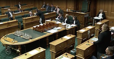 绿党议员国会失控，对政府部长贴脸开大，有人失去表情管理