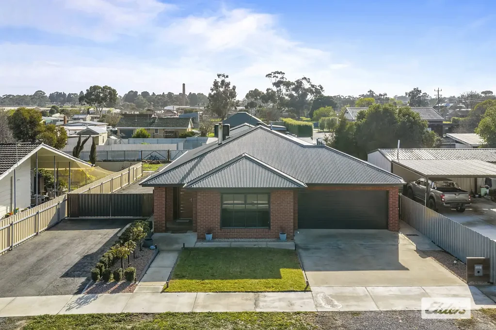Stawell 3Kwarto Stylish, As New Family Home with Exceptional Shedding
