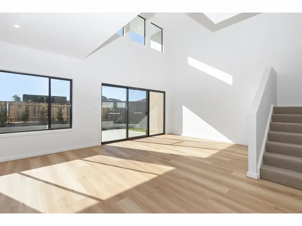 MODERN TOWNHOUSE WITH DOUBLE GARAGE AND LARGE COURTYARD