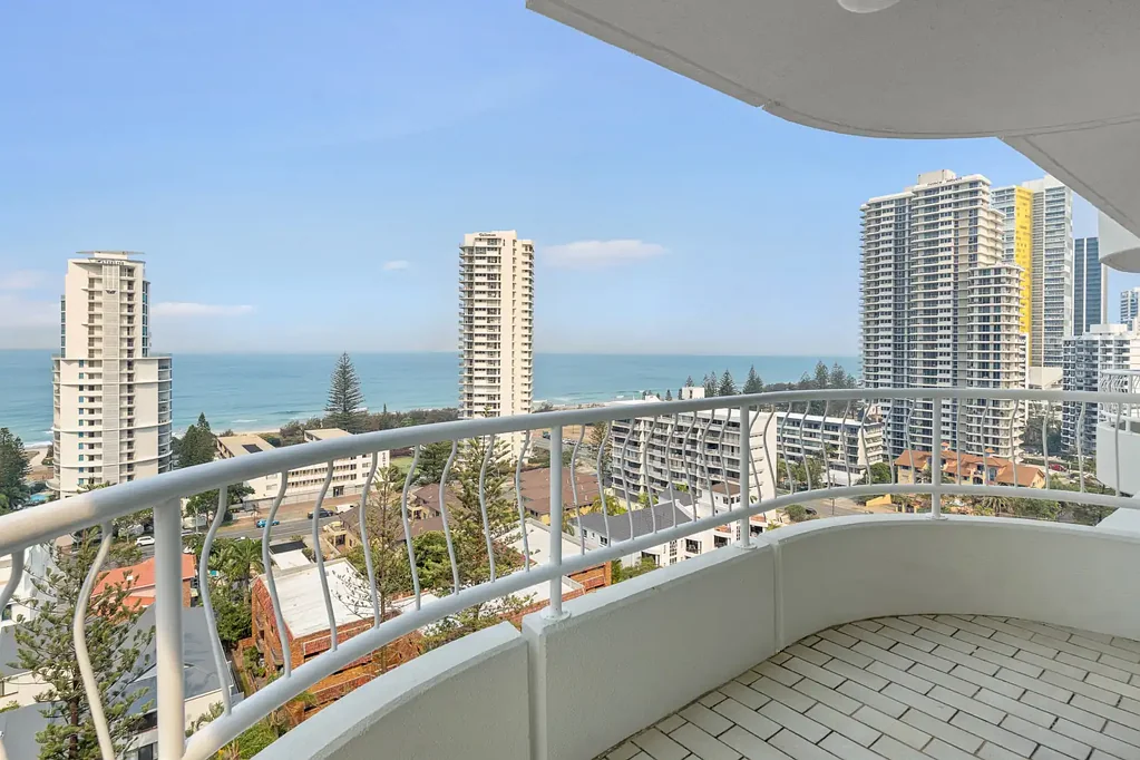 Broadbeach 3 Slaapkamer Beachfront Investment Gem — 3 Bed "Capricornia" Broadbeach Apartment with Stunning Ocean Views & Renovation Upside