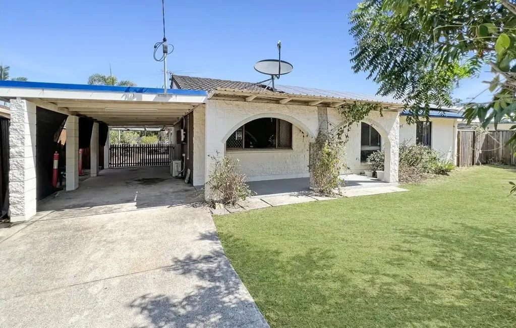 Family Home in Heart of Kelso - Features Pool & Solar!