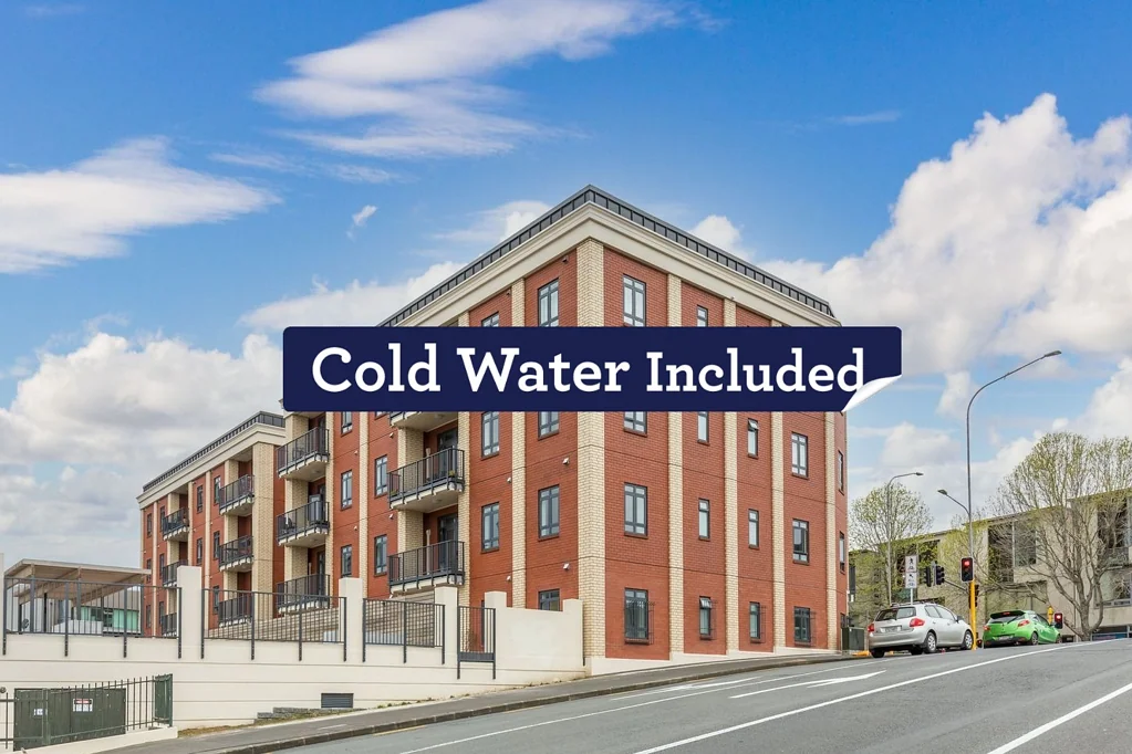 Stunning corner apartment 3 bedrooms and 2 bathrooms.