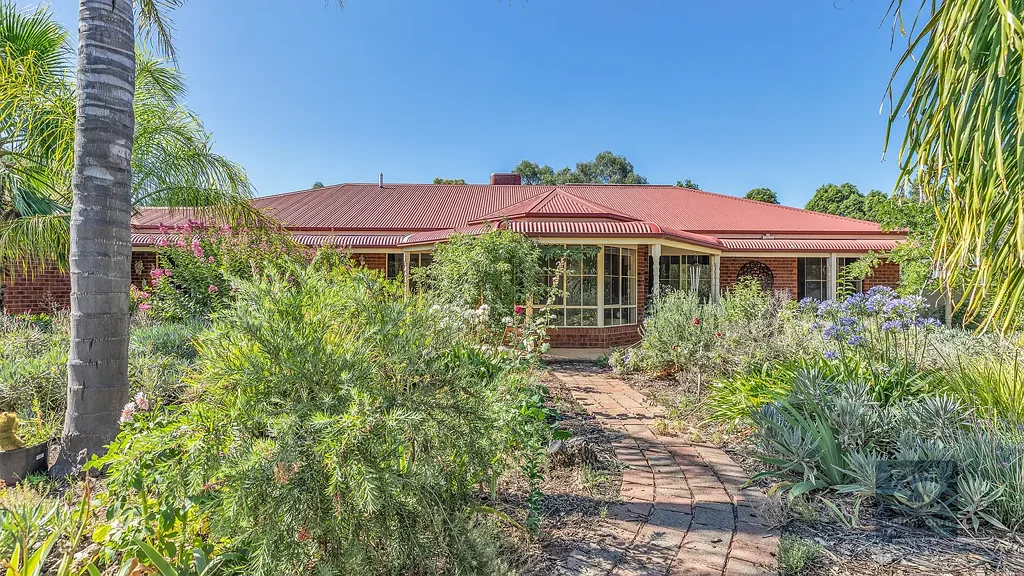 Echuca 5 Bedroom Family home offering entertaining lifestyle!