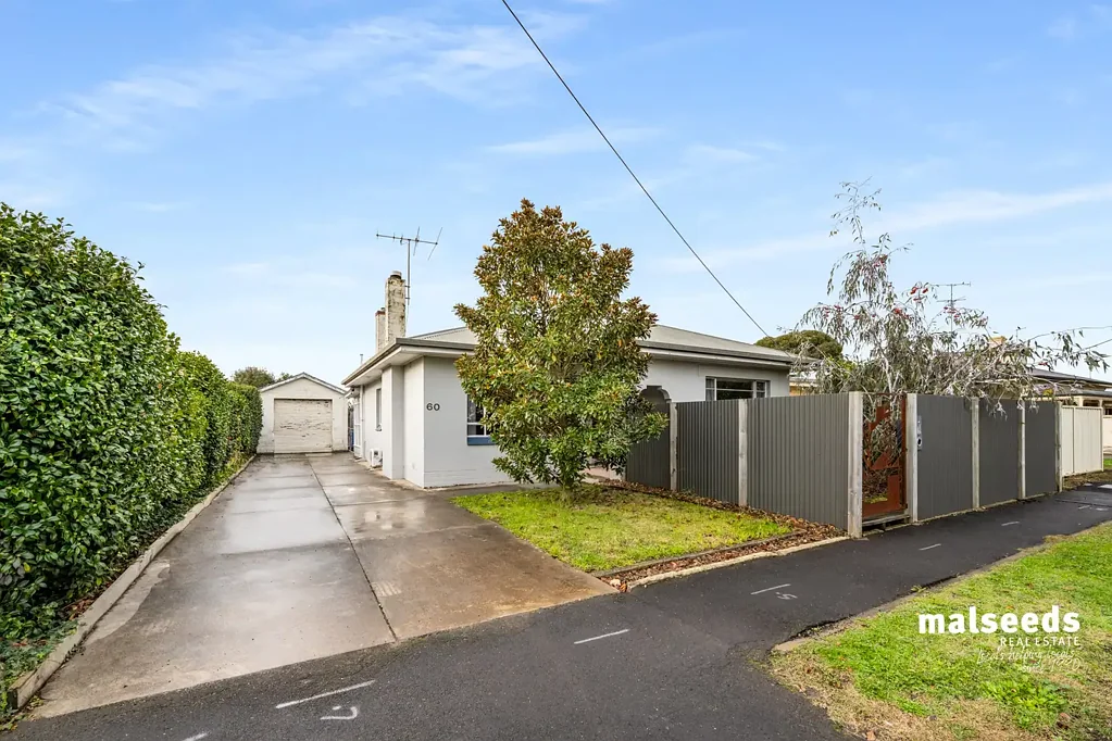 Mount Gambier 3Phòng ngủ Charming 3-Bedroom Home with Sunroom, Gardens & Ample Shedding!