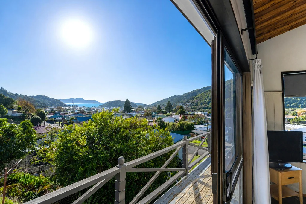Picton 3ห้องนอน Elevated Harbour Views, Spacious & Potential