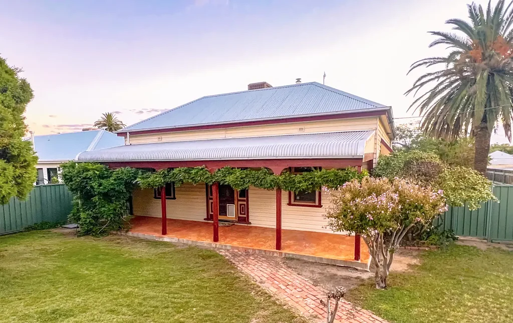 Deniliquin 4બેડરૂમ Homestead in Heart of Town: Perfect Setting for Growing Family