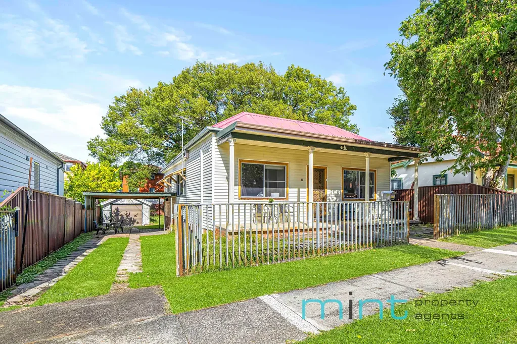 Campsie 3部屋 Spacious Family Home on Expansive Landholding with Duplex Potential (STCA)