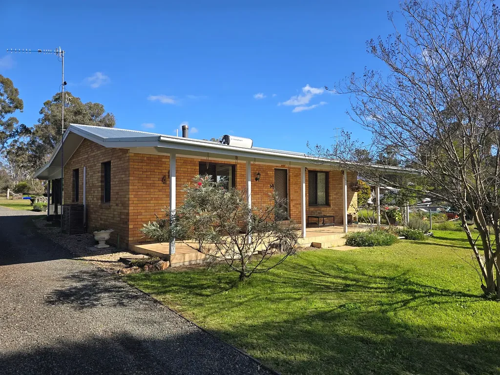 Crows Nest 3Moenga Where Else Do You Find 1.5Ac...In Town!