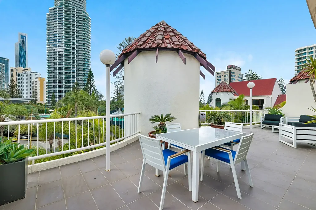 Surfers Paradise 3房  Copacabana | Sub-Penthouse Apartment Only Metres to the Beach