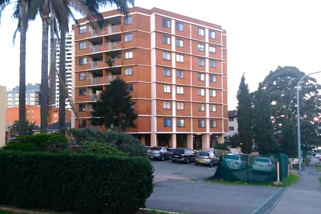 Parramatta 2房 两间采光好卧室 开放式北向客餐 功能厨房储物足 阳光浴室洗衣房 锁车库安全储物 便捷Parramatta CBD 交通干线连接快 近商店公园学校 2 bedroom full brick unit with lock-up garage close to Parramatta CBD