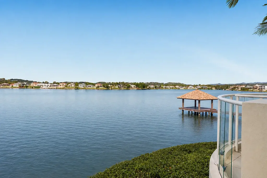 Varsity Lakes 2房  Rare ground floor residence with wide expansive water views